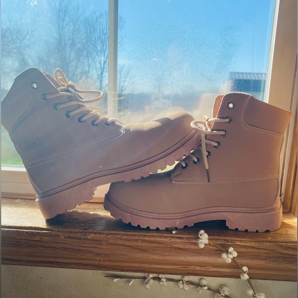 Shoot us an offer, these shoes were only worn a couple of times size 7 US Mens